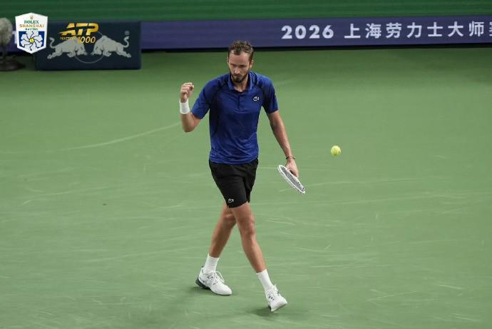 梅德韦杰夫2-1战胜汤米-保罗，连续两年打进上海大师赛半决赛